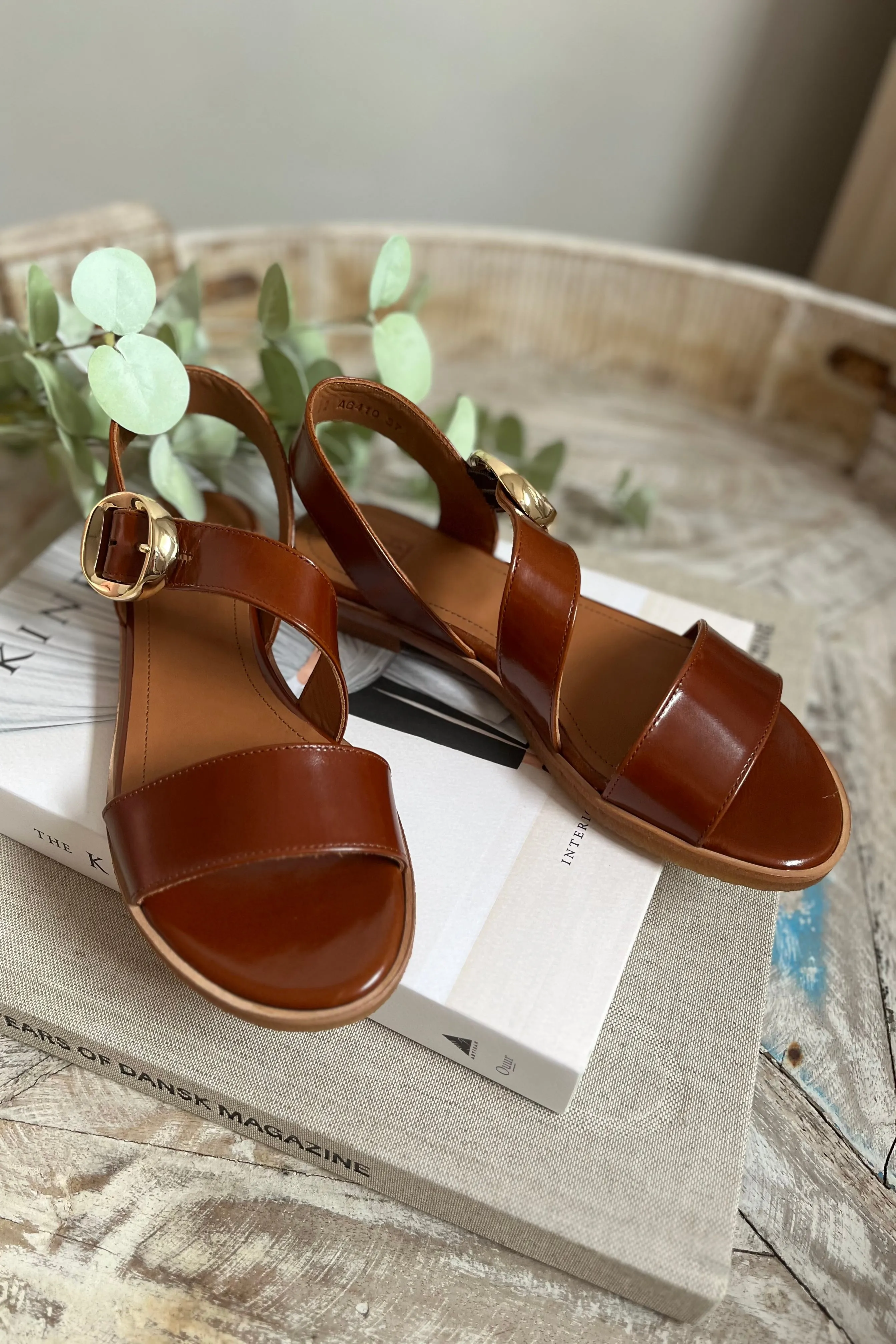 A6410 | Whisky calf 84 | Sandals fra Billi Bi